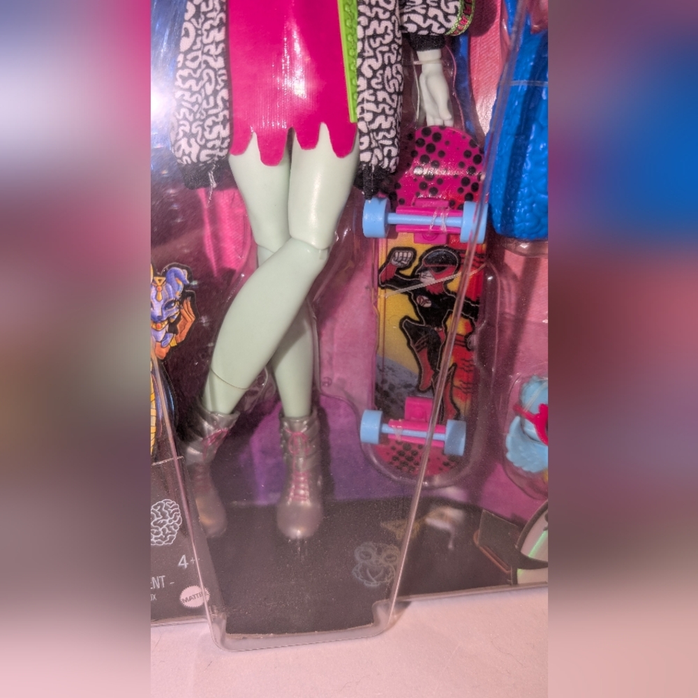Monster High Ghoulia Yelps G3 Release, New In The Box Excellent - Picture 6 of 11